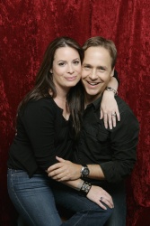 Holly Marie Combs - Holly Marie Combs и Chad Lowe - Disney-ABC Television Group’s Summer Press Junket Portraits by Rick Rowell, Бурбанк, 15 мая 2010 (2xHQ) HlBO7Qeg