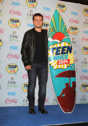 Josh Hutcherson - FOX's 2014 Teen Choice Awards in Los Angeles (2014.08.10) - 33xHQ IaxChdKQ
