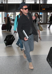 Jude Law - Arriving at LAX - April 24, 2015 - 23xHQ J1ii41wI