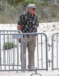 Zac Efron & Robert De Niro - On the set of Dirty Grandpa in Tybee Island,Giorgia 2015.04.28 - 103xHQ JJ0WTOJN
