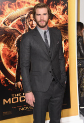 Liam Hemsworth, Jennifer Lawrence, Josh Hutcherson - 'The Hunger Games: Mockingjay - Part 1'Los Angeles Premiere at Nokia Theatre L.A. Live, Лос-Анджелес, 17 ноября 2014 (119xHQ) JZNrUnvv
