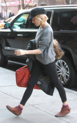 Sienna Miller - walking to a building in Midtown, New York, 15 января 2015 (39xHQ) JnvRzpez