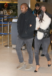 Kim Kardashian и Kanye West - Arriving at JFK airport in New York, 7 января 2015 (63xHQ) K1DvBbjk
