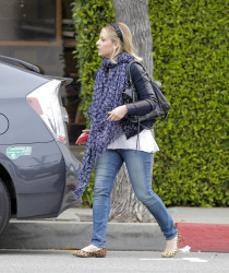 Sarah Michelle Gellar - out and about in Brentwood, 30 января 2015 (28xHQ) KHIl0MNs