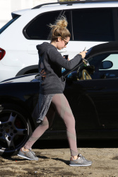 Ashley Tisdale - Leaving pilates class in Studio City, 16 января 2015 (14xHQ) Ks7Ld2Ir