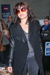 Carla Gugino - Arrives in LAX Airport - February 20, 2015 (12xHQ) LNFUwdsa