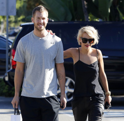 Calvin Harris and Rita Ora - out and about in Los Angeles - September 18, 2013 - 16xHQ LZPwicSY