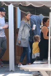 Jessica Alba - Jessica and her family spent a day in Coldwater Park in Los Angeles (2015.02.08.) (196xHQ) LrYzAfxC