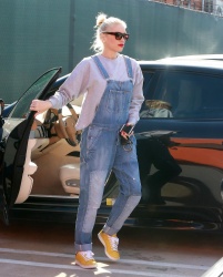 Gwen Stefani is heading to a studio in Burbank, 18 января 2015 (12xHQ) M1ob7y8C