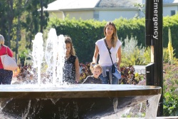 Jessica Alba - Jessica and her family spent a day in Coldwater Park in Los Angeles (2015.02.08.) (196xHQ) MsC8NWm5