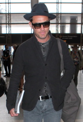 Jude Law - Jude Law - Arriving at LAX - April 24, 2015 - 23xHQ NDpQd40X