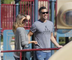Jessica Alba - Jessica and her family spent a day in Coldwater Park in Los Angeles (2015.02.08.) (196xHQ) NjNnD9pB