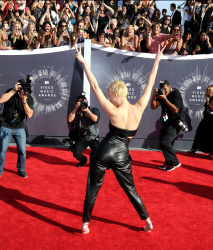 Miley Cyrus - 2014 MTV Video Music Awards in Los Angeles, August 24, 2014 - 350xHQ QHVqlN0k
