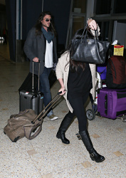 Holly Marie Combs - Shannen Doherty и Holly Marie Combs - arriving in Sydney, 26 марта 2014 (50xHQ) QPh3xuz6
