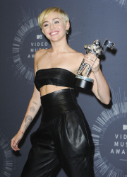 Miley Cyrus - 2014 MTV Video Music Awards in Los Angeles, August 24, 2014 - 350xHQ QeJIxgKK