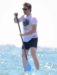 Ewan McGregor - Ewan McGregor - paddle boarding while on vacation - April 20, 2015 - 11xHQ RLdp2SJ7