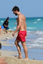 Jamie Dornan - At the beach with his girlfriend, Amelia Warner in Miami - January 17, 2013 - 25xHQ RZj98Pio