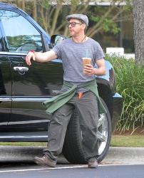 Robert Downey Jr. - leaving a Starbucks and heading to the set of 'Iron Man 3' in Wilmington on May 30, 2012 - 11xHQ RiPCMCku