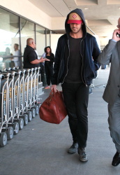 Ryan Gosling - Arriving at LAX Airport in LA - April 17, 2015 - 25xHQ RnexgkBl