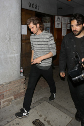 Andrew Garfield & Emma Stone - Leaving an Arcade Fire concert in Los Angeles - May 27, 2015 - 108xHQ SWSQasIV