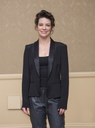 Evangeline Lilly - 'The Hobbit: The Desolation Of Smaug' Press Conference at The Beverly Hilton Hotel on December 3, 2013 in Beverly Hills, California - 12xHQ T9jHx9lG
