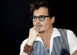 Johnny Depp - "Pirates of the Caribbean: On Stranger Tides" press conference portraits by Armando Gallo (Beverly Hills, May 4, 2011) - 22xHQ TGhoOOsB