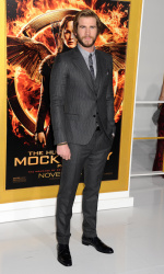 Liam Hemsworth, Jennifer Lawrence, Josh Hutcherson - 'The Hunger Games: Mockingjay - Part 1'Los Angeles Premiere at Nokia Theatre L.A. Live, Лос-Анджелес, 17 ноября 2014 (119xHQ) TbMOQpTd