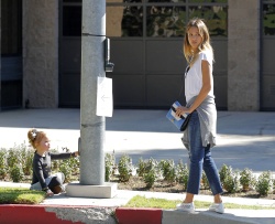 Jessica Alba - Jessica and her family spent a day in Coldwater Park in Los Angeles (2015.02.08.) (196xHQ) TpR5mmbU