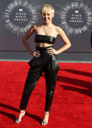 Miley Cyrus - 2014 MTV Video Music Awards in Los Angeles, August 24, 2014 - 350xHQ TtxMBX0r