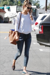 Alessandra Ambrosio - Out and about in Brentwood, 27 января 2015 (33xHQ) U5ZoqH1q
