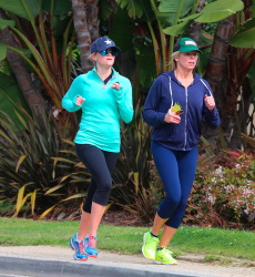 Reese Witherspoon - Out jogging in Brentwood - February 28, 2015 (15xHQ) UBRdLbD1
