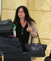 Holly Marie Combs - Shannen Doherty и Holly Marie Combs - arriving in Sydney, 26 марта 2014 (50xHQ) UHRPezyv
