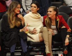 Cara Delavingne, Kendall Jenner and Khloe Kardashian - At the Basketball game, 7 января 2015 (23xHQ) USboVeeg