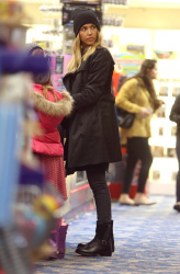 Jessica Alba - Shopping with her daughters in Los Angeles, 10 января 2015 (89xHQ) VGwdZlFR