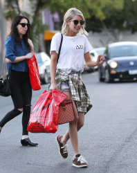 Emma Roberts - Shopping with a friend in West Hollywood, 15 января 2015 (20xHQ) VJagq2cA
