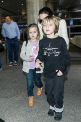 Angelina Jolie - LAX Airport - February 11, 2015 (185xHQ) ViNsz5ma