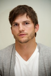 Ashton Kutcher - Ashton Kutcher - jOBS press conference portraits by Vera Anderson (Los Angeles, July 24, 2013) - 6xHQ W65SqFeK
