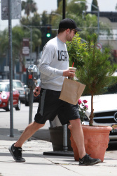 Robert Pattinson - Robert Pattinson - grabs a healthy lunch from organic eatery, T Cafe Organic - June 5, 2015 - 13xHQ Wf93jIVF