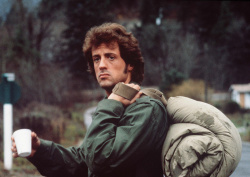 Sylvester Stallone - Промо стиль и постер к фильму "Rambo: First Blood (Рэмбо: Первая кровь)", 1982 (27хHQ) XM88Yvwf