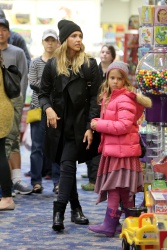 Jessica Alba - Shopping with her daughters in Los Angeles, 10 января 2015 (89xHQ) XmxAouHd