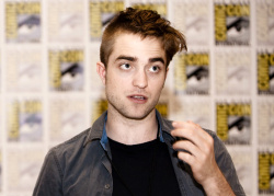 Robert Pattinson - "The Twilight Saga: Breaking Dawn. Part 1" press conference portraits by Armando Gallo (San Diego, July 21, 2011) - 34xHQ Y1RSTPrh