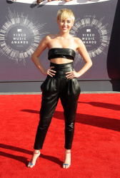Miley Cyrus - 2014 MTV Video Music Awards in Los Angeles, August 24, 2014 - 350xHQ Ym6fTu9W