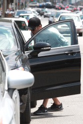 Robert Pattinson - grabs a healthy lunch from organic eatery, T Cafe Organic - June 5, 2015 - 13xHQ Z5LNW38h