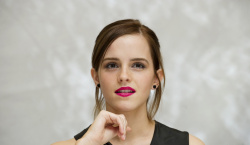 Emma Watson - The Perks of Being a Wallflower press conference portraits by Magnus Sundholm (Toronto, September 7, 2012) - 22xHQ A53sCIPN