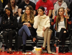 Cara Delavingne, Kendall Jenner and Khloe Kardashian - At the Basketball game, 7 января 2015 (23xHQ) AAuBECCS