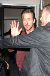 Ryan Gosling - Leaving his hotel in London - April 8, 2015 - 4xHQ AMybPgQO