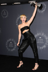 Miley Cyrus - 2014 MTV Video Music Awards in Los Angeles, August 24, 2014 - 350xHQ AfUQI0Us