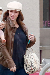 Jennifer Love Hewitt - Jennifer Love Hewitt - Out for lunch in West Hollywood, 13 января 2015 (20xHQ) ArAXi4VO