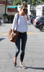 Alessandra Ambrosio - Out and about in Brentwood, 27 января 2015 (33xHQ) AsVqfWSP