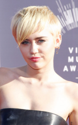 Miley Cyrus - 2014 MTV Video Music Awards in Los Angeles, August 24, 2014 - 350xHQ B0ydIxn4